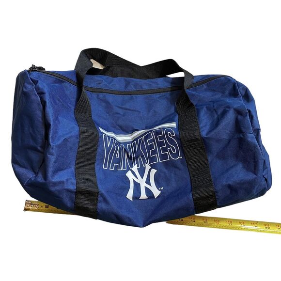 New York Yankees Duffle/Weekend/Gym Bag With Bonus Souvenir “Quest For 28” Cup - Picture 5 of 13